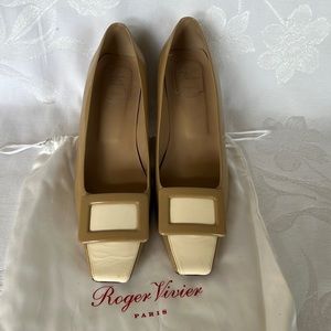 Roger Vivier Patent leather Beige and Cream Toe Buckle Pumps 39